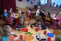 Kita Mühlbergzwerge, Kinder beim gesunden Frühstück
Foto: Januar 2017 Kita Mühlbergzwerge, Kinder beim gesunden Frühstück
Foto: Januar 2017